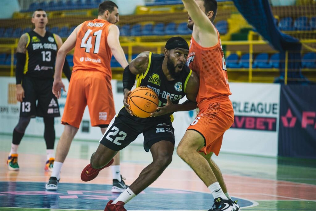 Маркус Льюїс: "Якщо порівнювати з іншими лігами, в яких я виступав, то в Україні грають у більш тягучий баскетбол" 4 Маркус Льюїс: "Якщо порівнювати з іншими лігами, в яких я виступав, то в Україні грають у більш тягучий баскетбол" 3