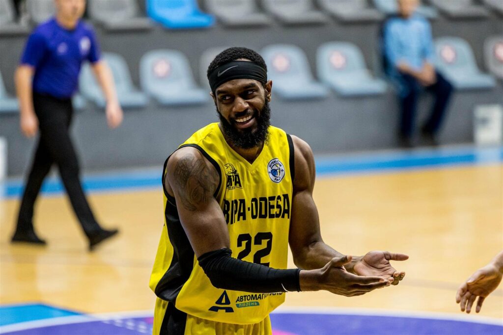 Маркус Льюїс: "Якщо порівнювати з іншими лігами, в яких я виступав, то в Україні грають у більш тягучий баскетбол" 10 Маркус Льюїс: "Якщо порівнювати з іншими лігами, в яких я виступав, то в Україні грають у більш тягучий баскетбол" 9