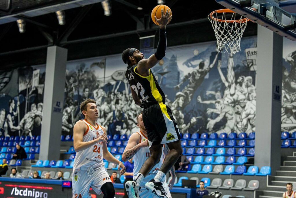 Маркус Льюїс: "Якщо порівнювати з іншими лігами, в яких я виступав, то в Україні грають у більш тягучий баскетбол" 6 Маркус Льюїс: "Якщо порівнювати з іншими лігами, в яких я виступав, то в Україні грають у більш тягучий баскетбол" 5