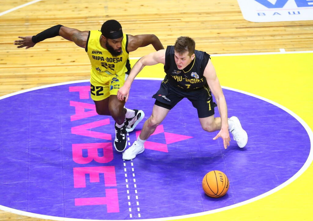 Маркус Льюїс: "Якщо порівнювати з іншими лігами, в яких я виступав, то в Україні грають у більш тягучий баскетбол" 12 Маркус Льюїс: "Якщо порівнювати з іншими лігами, в яких я виступав, то в Україні грають у більш тягучий баскетбол" 11