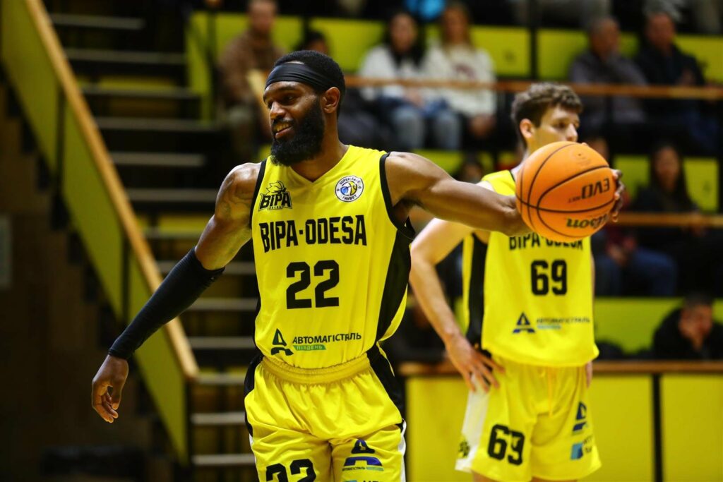 Маркус Льюїс: "Якщо порівнювати з іншими лігами, в яких я виступав, то в Україні грають у більш тягучий баскетбол" 8 Маркус Льюїс: "Якщо порівнювати з іншими лігами, в яких я виступав, то в Україні грають у більш тягучий баскетбол" 7