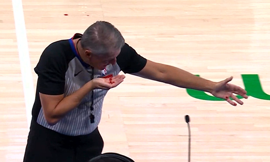 Гравець "Оклахоми" до крові розбив обличчя легендарному арбітру в матчі плей-офф НБА 2 Гравець "Оклахоми" до крові розбив обличчя легендарному арбітру в матчі плей-офф НБА 1