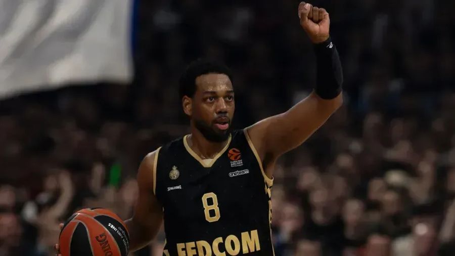 "Дубай" намагається перехопити у гранда Євроліги лідера збірної Польщі 2 "Дубай" намагається перехопити у гранда Євроліги лідера збірної Польщі 1