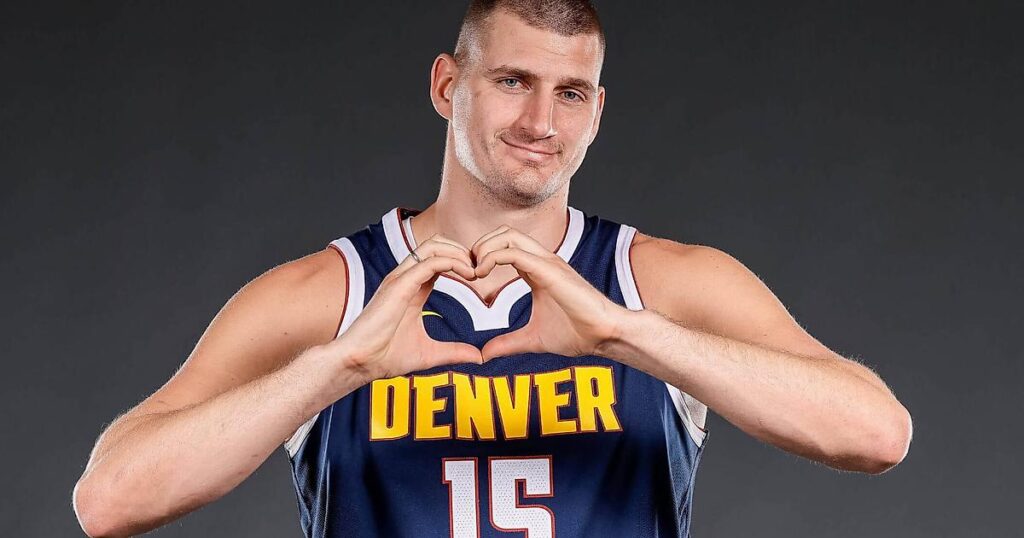 ESPN опублікував результати опитування за кращого гравця та MVP нового сезону НБА. В обох категоріях лідирує один баскетболіст 2 ESPN опублікував результати опитування за кращого гравця та MVP нового сезону НБА. В обох категоріях лідирує один баскетболіст 1