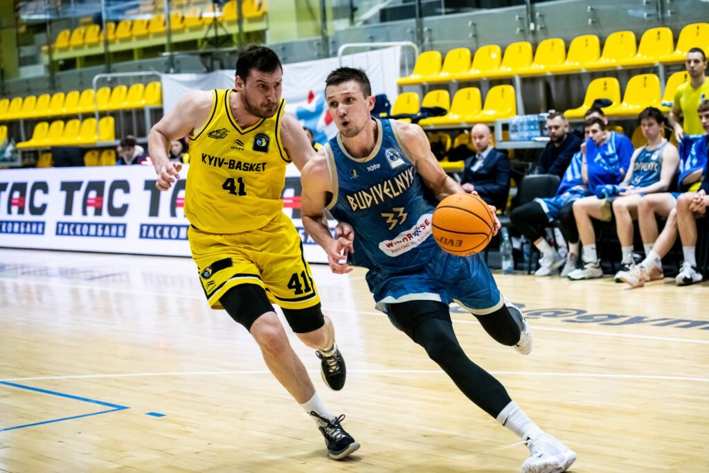 Володимир Конєв підписав новий контракт із “Будівельником” 2 Володимир Конєв підписав новий контракт із “Будівельником” 1