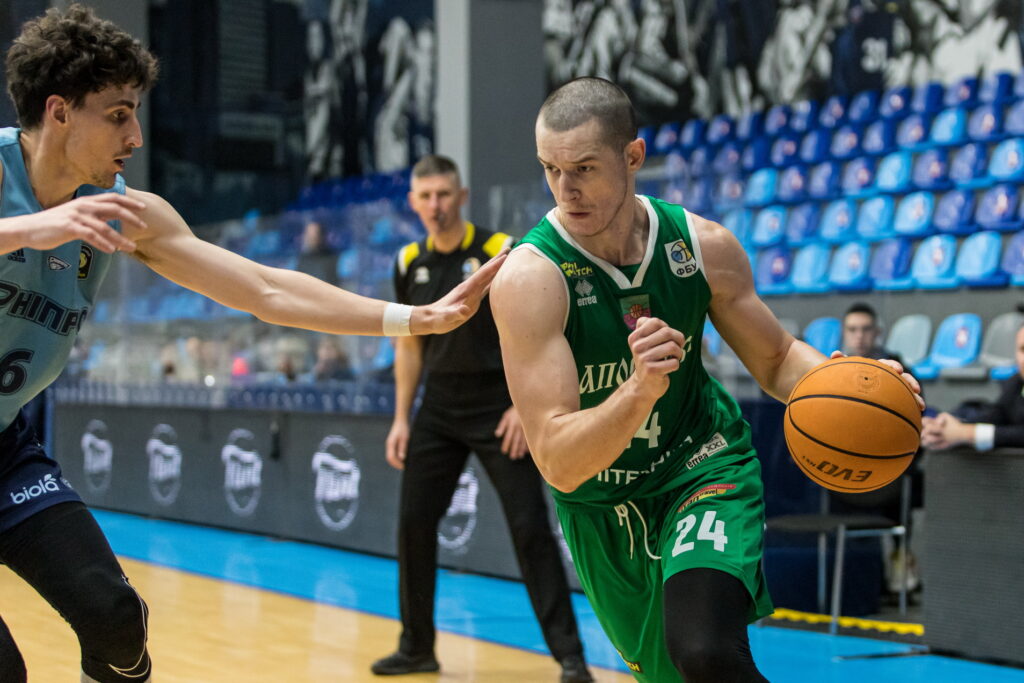 Роман Морозов: "Коли під час тренування поряд лунають вибухи, думати про баскетбол у такі моменти дуже важко" 2 Роман Морозов: "Коли під час тренування поряд лунають вибухи, думати про баскетбол у такі моменти дуже важко" 1