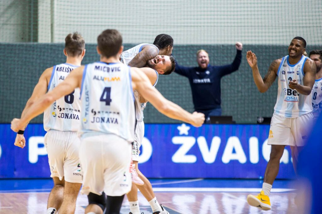 В чемпіонаті Литви команда вирвала перемогу, відстаючи -5 за 4 секунди до сирени 2 В чемпіонаті Литви команда вирвала перемогу, відстаючи -5 за 4 секунди до сирени 1