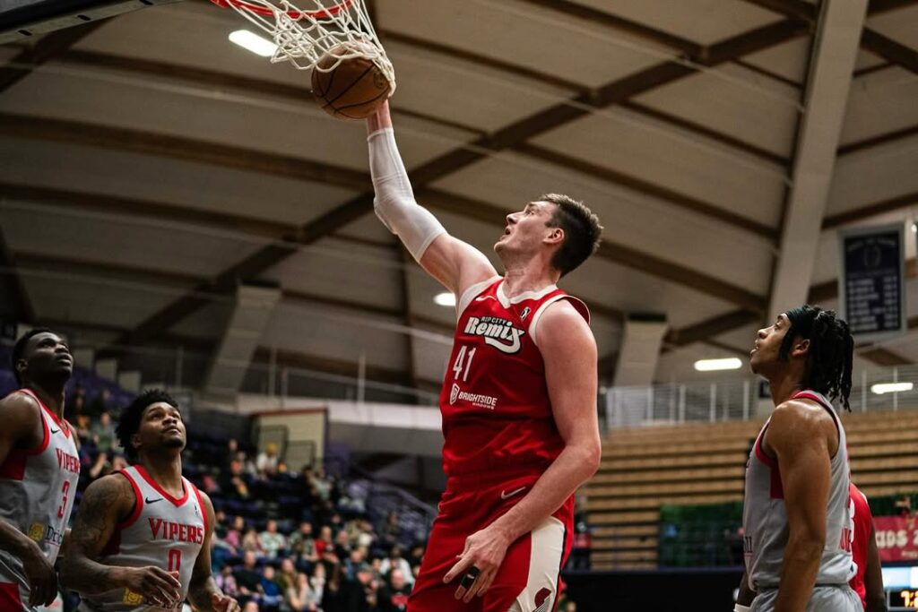 Дмитро Скапінцев набрав 20 очок в матчі G-Ліги НБА 2 Дмитро Скапінцев набрав 20 очок в матчі G-Ліги НБА 1