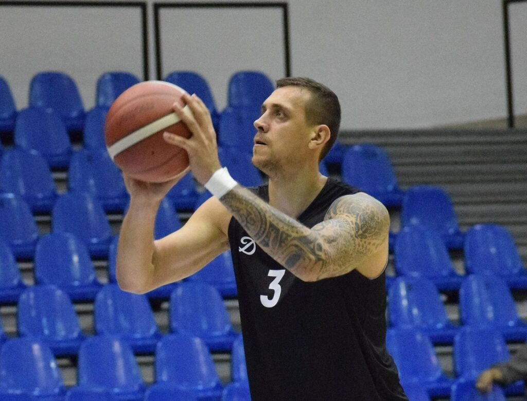 Українці за кордоном: Бобров дебютував за "Динамо Бухарест" в офіційному матчі 2 Українці за кордоном: Бобров дебютував за "Динамо Бухарест" в офіційному матчі 1