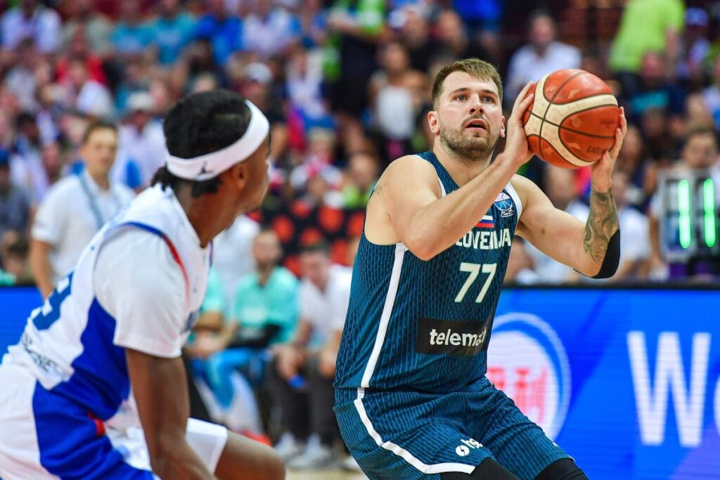 "Ми боремося, а могли б відпочивати на пляжі": Дончич різко відреагував на критику в бік збірної Словенії 2 "Ми боремося, а могли б відпочивати на пляжі": Дончич різко відреагував на критику в бік збірної Словенії 1