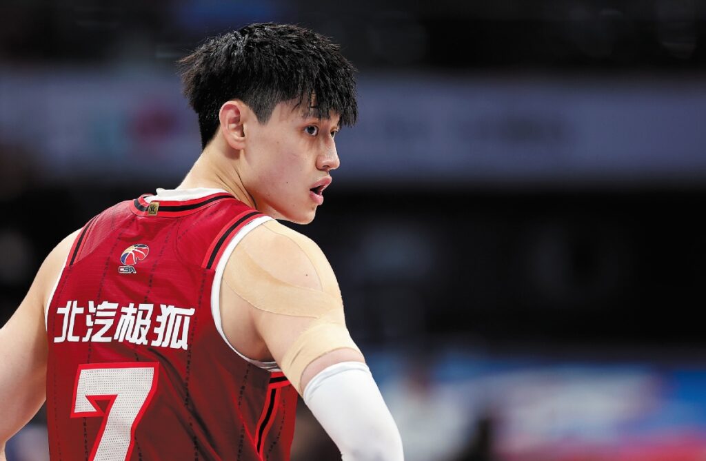 Аутсайдер НБА посилив склад одним з найперспетивніших гравців Китаю 2 Аутсайдер НБА посилив склад одним з найперспетивніших гравців Китаю 1