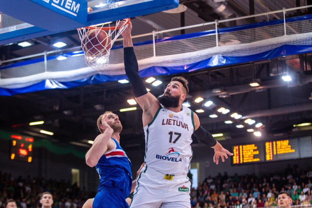 Товариські матчі: греки без Янніса здолали Італію, 16 очок Валанчюнаса принесли перемогу Литві 2 Товариські матчі: греки без Янніса здолали Італію, 16 очок Валанчюнаса принесли перемогу Литві 1