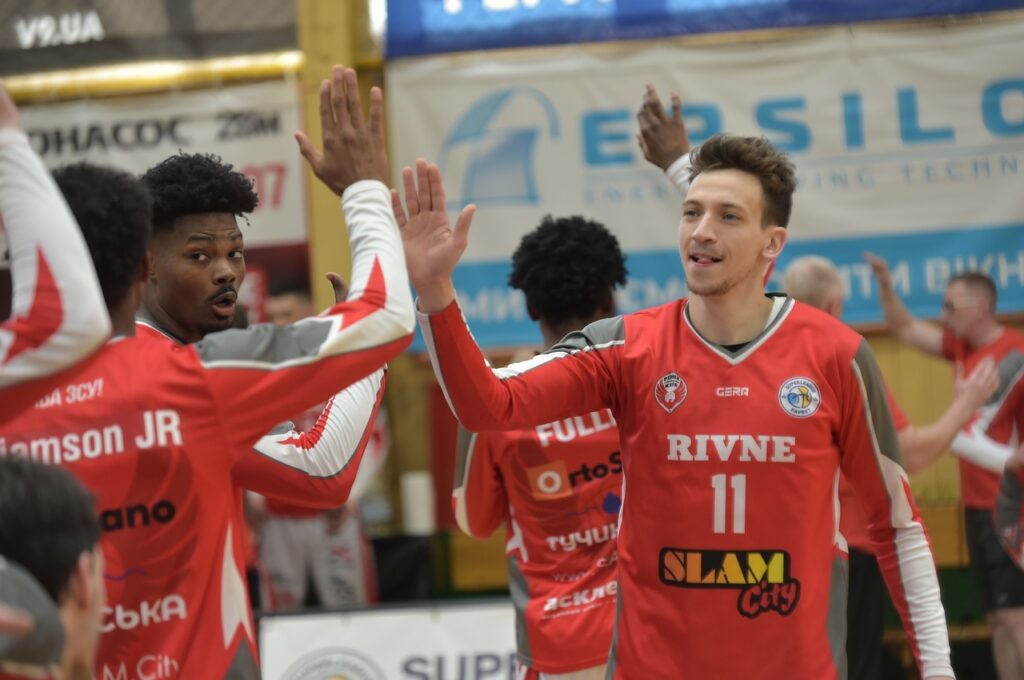 “Хочу подякувати за три незабутніх роки співпраці”. Лідер “Рівного” попрощався з командою 2 “Хочу подякувати за три незабутніх роки співпраці”. Лідер “Рівного” попрощався з командою 1