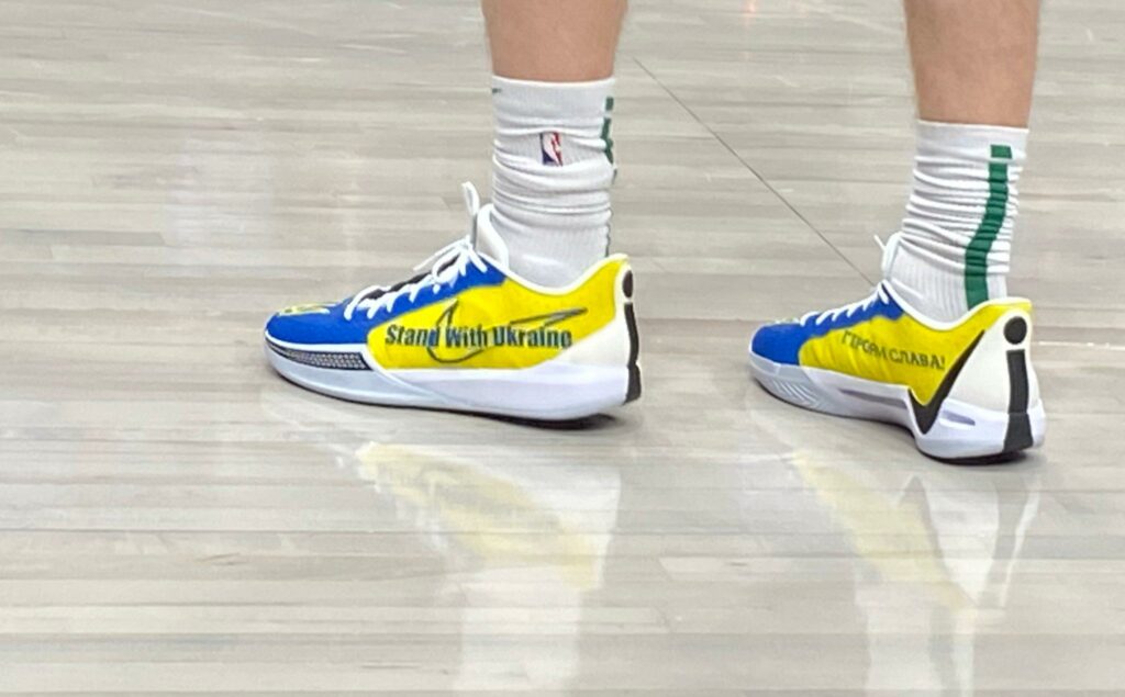 Михайлюк зіграв в фіналі НБА в особливих кросівках на підтримку України. Лень відреагував 4 Михайлюк зіграв в фіналі НБА в особливих кросівках на підтримку України. Лень відреагував 3
