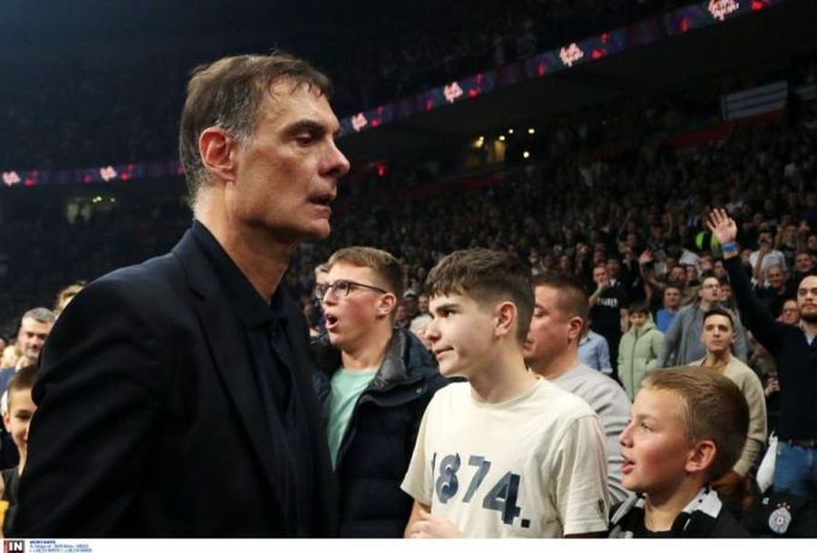 Наставник "Олімпіакоса" на матчі Євроліги мав конфлікт із гравцем суперника та фанатом 2 Наставник "Олімпіакоса" на матчі Євроліги мав конфлікт із гравцем суперника та фанатом 1