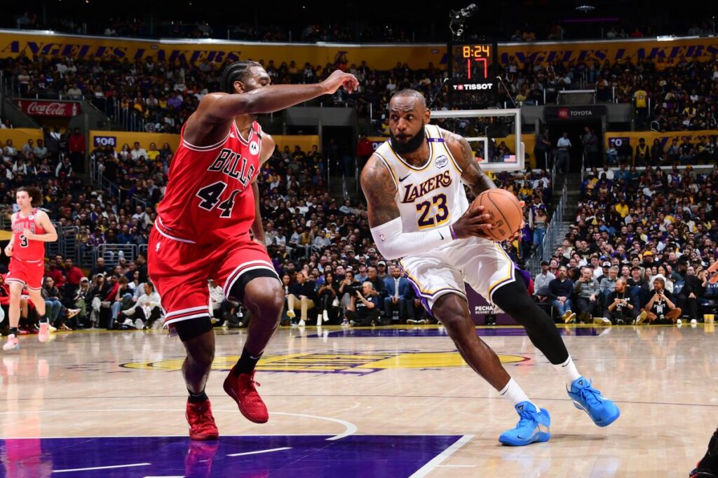 "Лейкерс" встановили антирекорд сторіччя в першому матчі після повернення Леброна 2 "Лейкерс" встановили антирекорд сторіччя в першому матчі після повернення Леброна 1