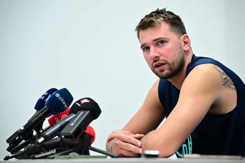 "Іноді доводиться говорити різкі слова": Дончич підтвердив сварку після розгрому від сербів 2 "Іноді доводиться говорити різкі слова": Дончич підтвердив сварку після розгрому від сербів 1