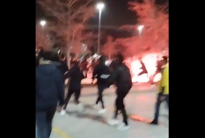 Фанати "Фенербахче" та "Бешикташа" влаштували масові заворушення після матчу Кубка: відео 2 Фанати "Фенербахче" та "Бешикташа" влаштували масові заворушення після матчу Кубка: відео 1