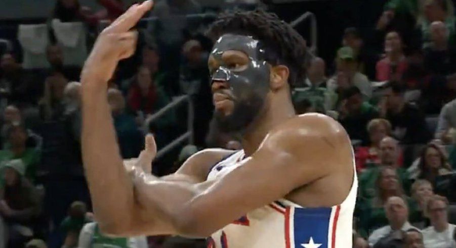 Джоел Ембіід отримав солідних штраф за непристойні жести під час гри з "Бостоном" 2 Джоел Ембіід отримав солідних штраф за непристойні жести під час гри з "Бостоном" 1