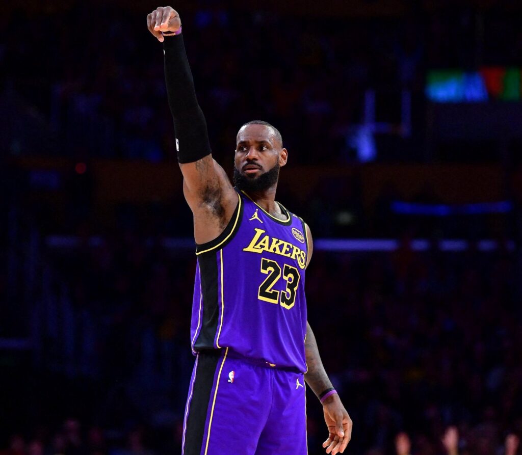 Леброн Джеймс вперше за кар'єру пропустив Матч всіх зірок НБА і перервав історичну серію 2 Леброн Джеймс вперше за кар'єру пропустив Матч всіх зірок НБА і перервав історичну серію 1