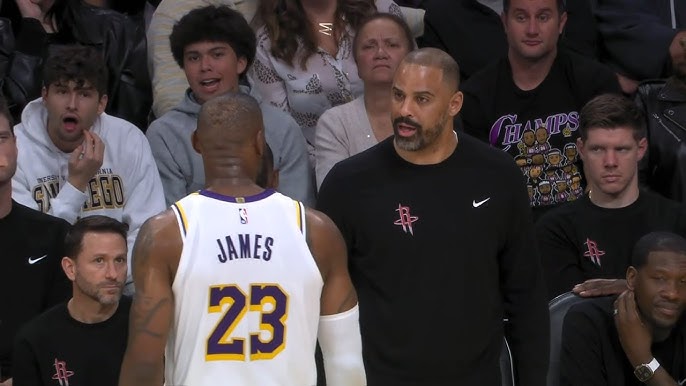 Леброн Джеймс влаштував конфлікт з головним тренером "Рокетс" і спровокував його вилучення: відео 2 Леброн Джеймс влаштував конфлікт з головним тренером "Рокетс" і спровокував його вилучення: відео 1