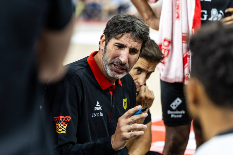 Головного тренера топ-збірної Євробаскету госпотілазували перед стартовим матчем турніру 2 Головного тренера топ-збірної Євробаскету госпотілазували перед стартовим матчем турніру 1