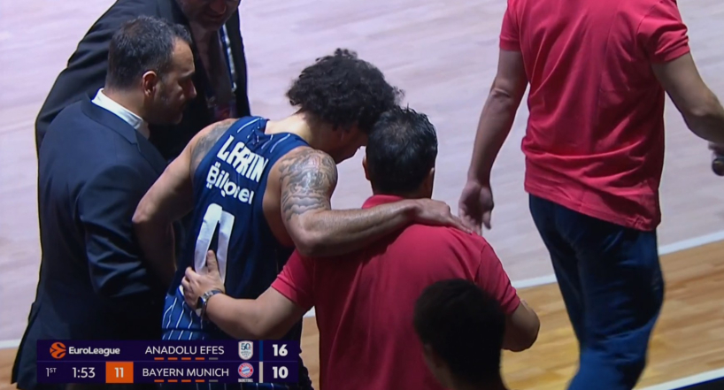 Суперзірка Євроліги отримав тяжку травму і не зміг самотужки покинути паркет 2 Суперзірка Євроліги отримав тяжку травму і не зміг самотужки покинути паркет 1