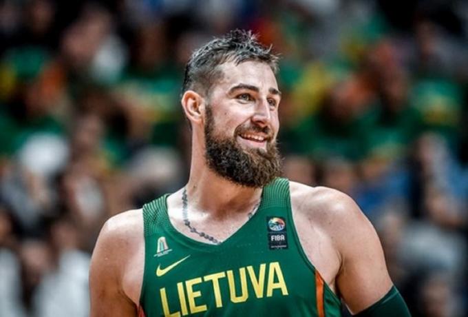 Йонас Валанчюнас: "Для мене честь приїздити грати за збірну" 2 Йонас Валанчюнас: "Для мене честь приїздити грати за збірну" 1