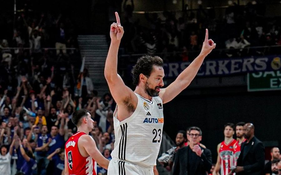 Серхіо Юль забив "фірмовий" базер-бітер зі своєї половину у матчі чемпіонату Іспанії 2 Серхіо Юль забив "фірмовий" базер-бітер зі своєї половину у матчі чемпіонату Іспанії 1