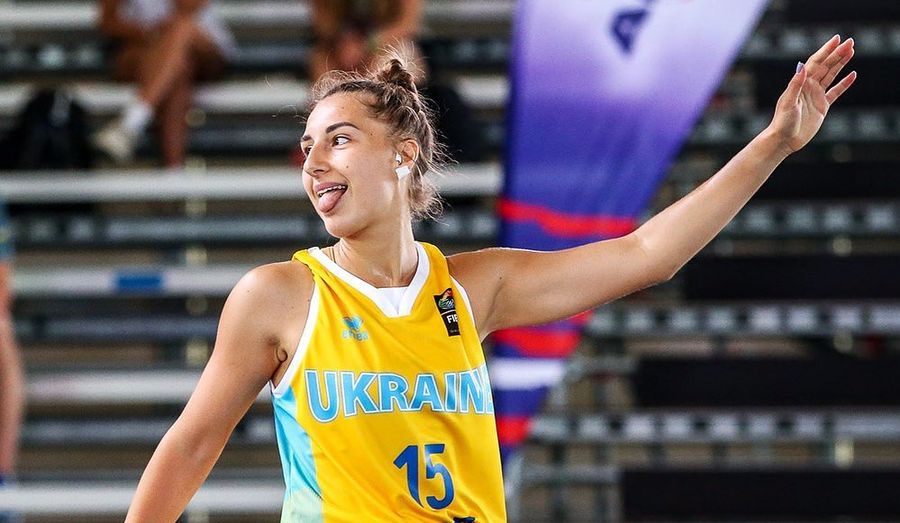 Гравчиня збірної України отримала пропозицію руки та серця прямо на баскетбольному майданчику 2 Гравчиня збірної України отримала пропозицію руки та серця прямо на баскетбольному майданчику 1