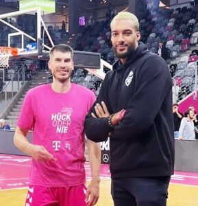 Зірка НБА відвідав матч команди українця в Бундеслізі: фото 4 Зірка НБА відвідав матч команди українця в Бундеслізі: фото 3