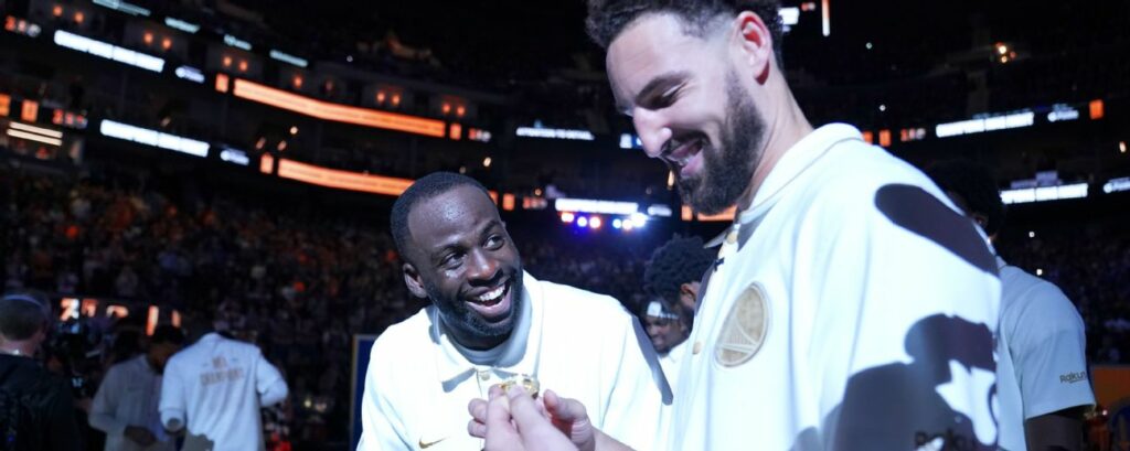 Гравцям "Голден Стейт" вручили чемпіонські персні 2 - basket.com.ua Гравцям "Голден Стейт" вручили чемпіонські персні 1 - basket.com.ua