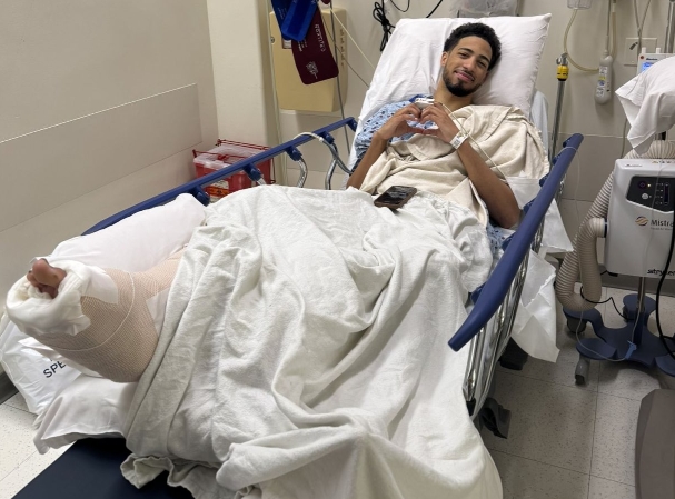 "Пробачте мене". Тайріз Халібертон зробив першу заяву після операції через важку травму в фіналі НБА 2 "Пробачте мене". Тайріз Халібертон зробив першу заяву після операції через важку травму в фіналі НБА 1