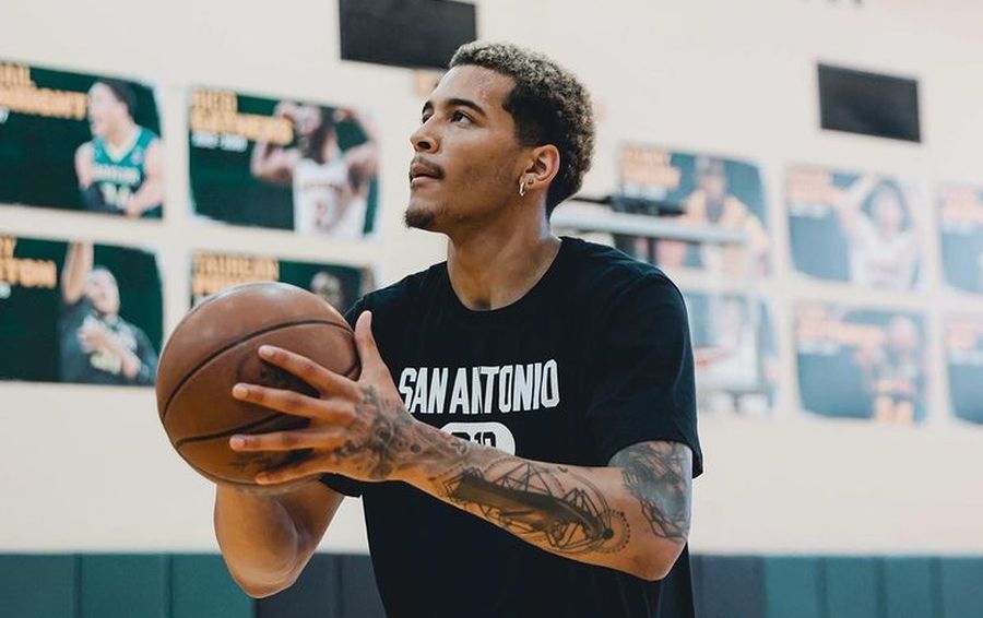 Гравець "Сан-Антоніо" влучив штрафний кидок однією рукою 2 Гравець "Сан-Антоніо" влучив штрафний кидок однією рукою 1