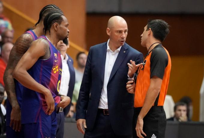 "Барселона" звільнить головного тренера. Останньою краплею стала поразка від аутсайдера чемпіонату Іспанії 2 "Барселона" звільнить головного тренера. Останньою краплею стала поразка від аутсайдера чемпіонату Іспанії 1