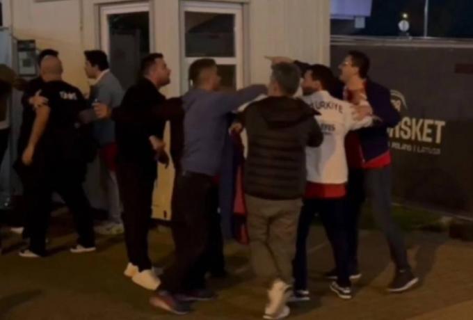 Між турецькими та грецькими вболівальниками виникла бійка після півфіналу Євробаскета-2025 2 Між турецькими та грецькими вболівальниками виникла бійка після півфіналу Євробаскета-2025 1