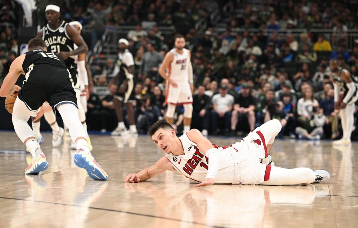 Тайлер Хірро зламав два пальці у першому матчі серії з "Мілуокі" 2 - basket.com.ua Тайлер Хірро зламав два пальці у першому матчі серії з "Мілуокі" 1 - basket.com.ua