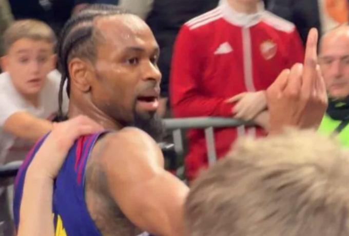 Зірка "Барселони" продемонстрував непристойний жест у бік фанатів команди-суперника 1 - basket.com.ua