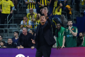 Фанати "Фенербахче" ображали матір Ергіна Атамана. За тренера заступився форвард збірної Туреччини 35 - basket.com.ua