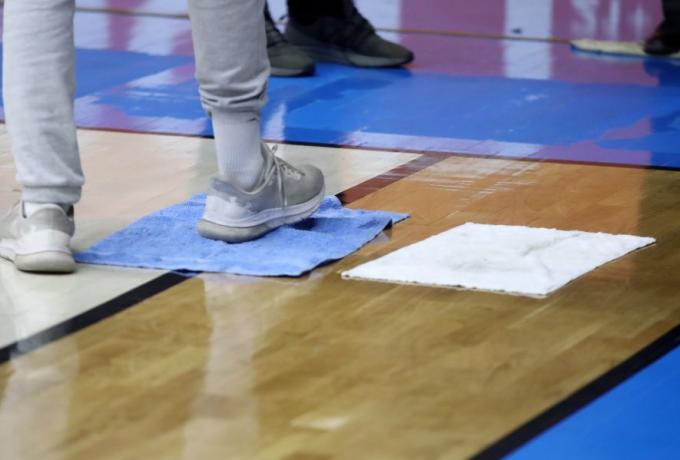 Матч Кубку ФІБА перенесли через протікаючий дах арени в Греції 2 - basket.com.ua Матч Кубку ФІБА перенесли через протікаючий дах арени в Греції 1 - basket.com.ua