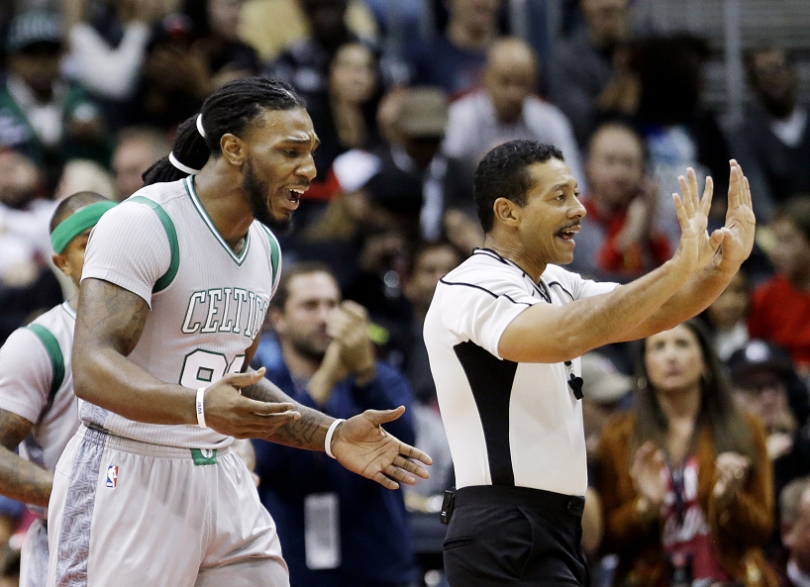 Суддя НБА отримав тяжку травму під час матчу. Його вивезли з майданчика в інвалідному візку 2 - basket.com.ua Суддя НБА отримав тяжку травму під час матчу. Його вивезли з майданчика в інвалідному візку 1 - basket.com.ua