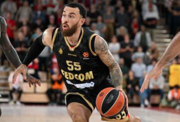 Лідер "Монако" штовхнув одноклубника після поразки. Гладачі зустріли його рішення оплесками 33 - basket.com.ua