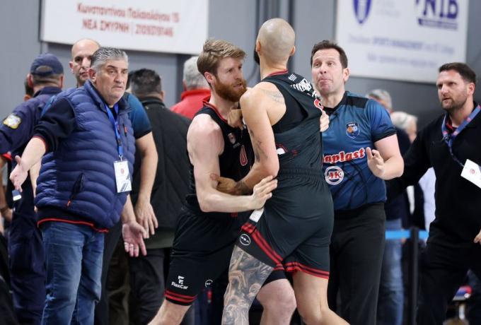 Зірка "Олімпіакоса" влаштував штовханину з фанатом суперника прямо під час гри 1 - basket.com.ua