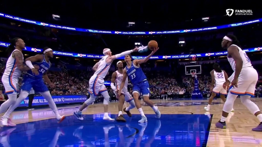 Алекс Карузо кросівком поставив блок-шот гравцю "Орландо" 2 - basket.com.ua Алекс Карузо кросівком поставив блок-шот гравцю "Орландо" 1 - basket.com.ua