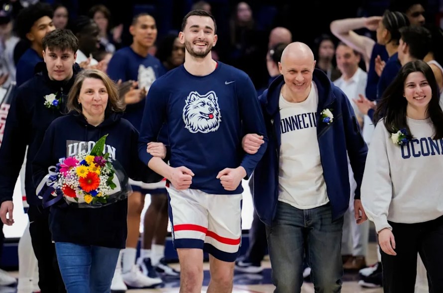 Алекс Карабан: син українки, який став легендою UConn та потрапив до НБА 10 - basket.com.ua Алекс Карабан: син українки, який став легендою UConn та потрапив до НБА 9 - basket.com.ua