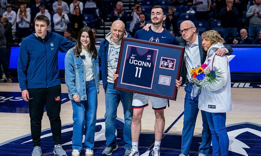 Алекс Карабан: син українки, який став легендою UConn та потрапив до НБА 8 - basket.com.ua Алекс Карабан: син українки, який став легендою UConn та потрапив до НБА 7 - basket.com.ua