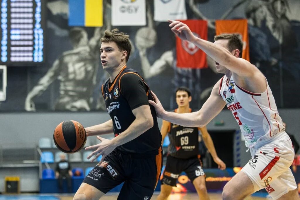 "Київ-Баскет" підписав Назара Холода 2 - basket.com.ua "Київ-Баскет" підписав Назара Холода 1 - basket.com.ua