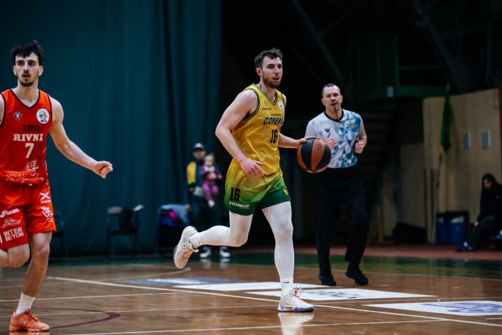Сергій Старцев залишиться у "Прикарпатті-Говерлі" 2 - basket.com.ua Сергій Старцев залишиться у "Прикарпатті-Говерлі" 1 - basket.com.ua