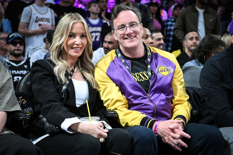 Конфлікт у сім'ї Басс зростає через бажання продати "Лейкерс" 2 - basket.com.ua Конфлікт у сім'ї Басс зростає через бажання продати "Лейкерс" 1 - basket.com.ua