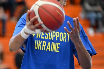 Команда Міріам Уро-Ніле з вболівальниками підтримала Україну 14 - basket.com.ua Команда Міріам Уро-Ніле з вболівальниками підтримала Україну 13 - basket.com.ua